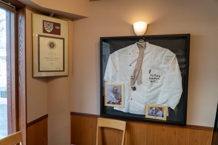 店内に飾られるコックコートは、『ルノートル』時代から敬愛する師匠のもの。