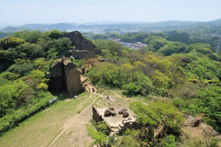 標高139ｍの低山、鷹取山の山頂にある展望台からの眺望。明治以降に石材を切り出した跡が、岩峰として残った。