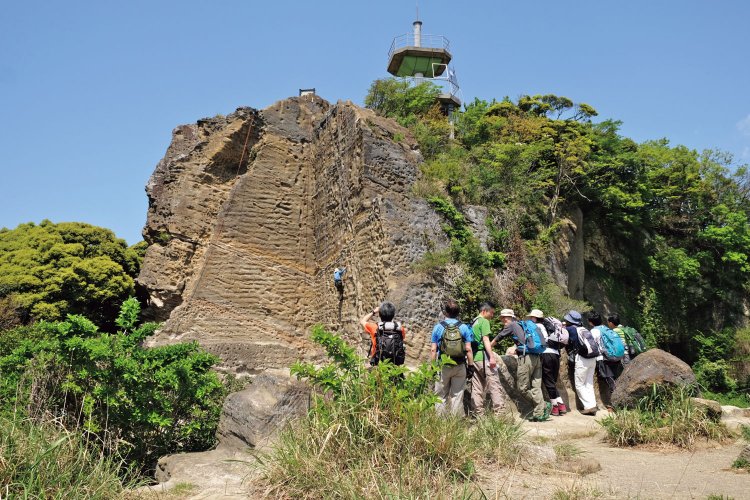 鷹取山と山頂の展望台。下のゲレンデは親不知という名がついている。ほかに前浅間、後浅間などの岩場あり。