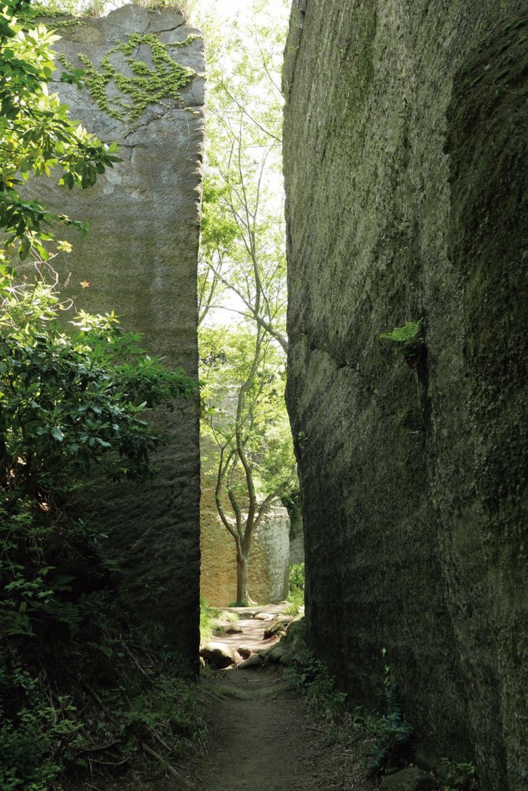 鷹取山近くの石切り場の跡。関東大震災により石材を運搬していた鷹取川が隆起して船が航行不能となり急速に廃れた。