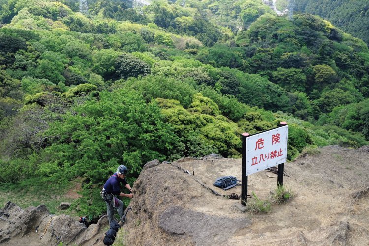 鷹取山山頂付近。クライマーは危険でも登るのだ。よい子の皆さんは、やってはいけません。