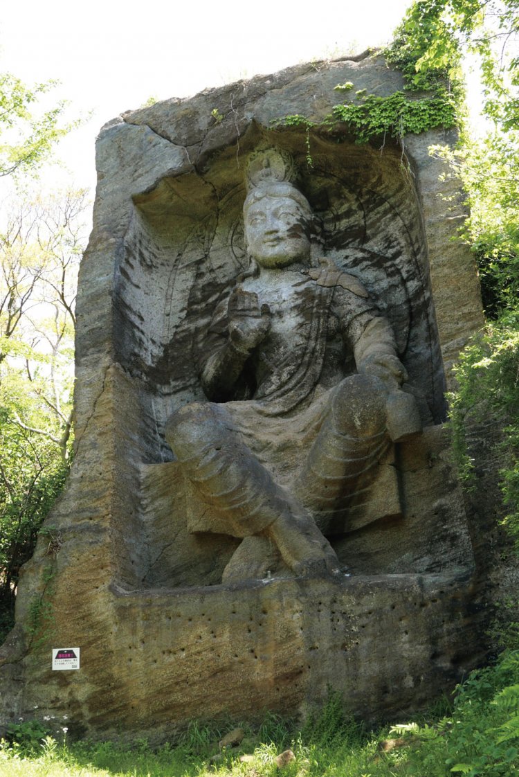 鷹取山の石材は鷹取石ともいわれる凝灰岩で、もろくて削りやすいせいもあってか、昭和 40年頃に磨崖仏がつくられた。