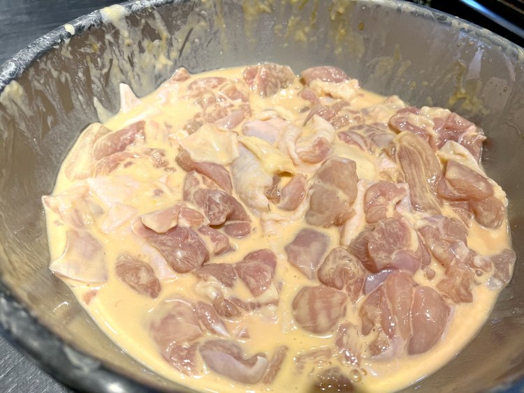 鶏もも肉に塩コショウなどをよく揉み込んで、直前に衣をつけて揚げている。