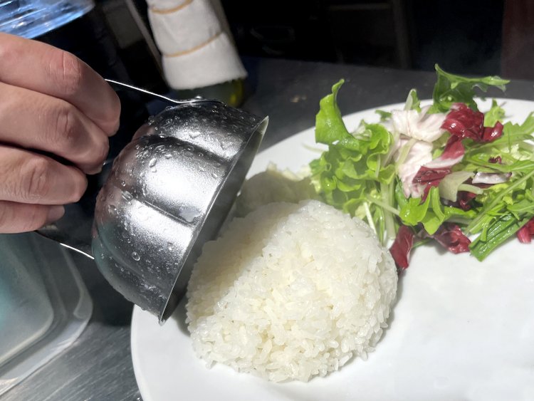 レトロなアルマイトの型でご飯を盛ってくれる。