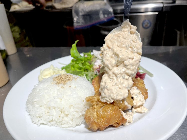 揚げたての鶏に特製の黒酢ソースをからめ、具だくさんの自家製タルタルソースをたっぷりON！