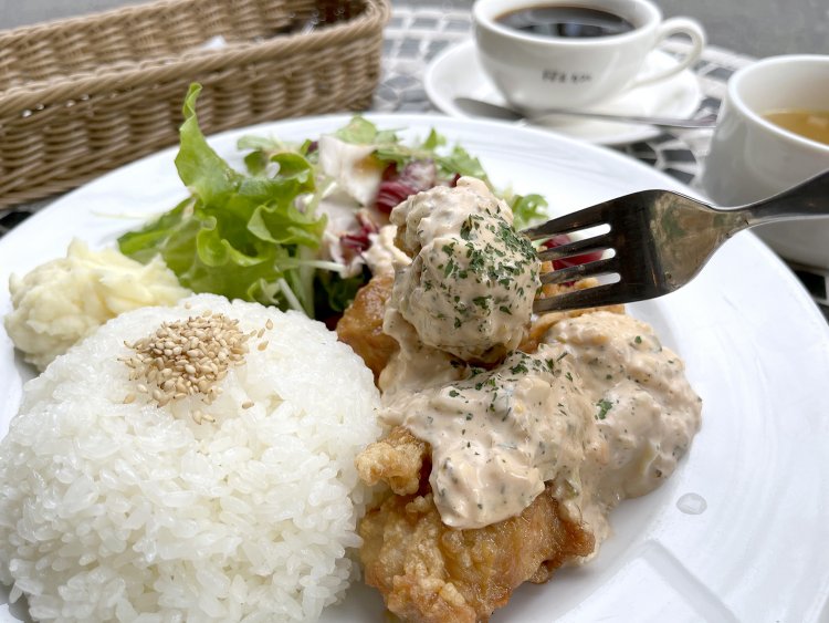 甘酸っぱくてコクのある黒酢ソースと甘めのタルタルがジューシーな鶏肉に合う。