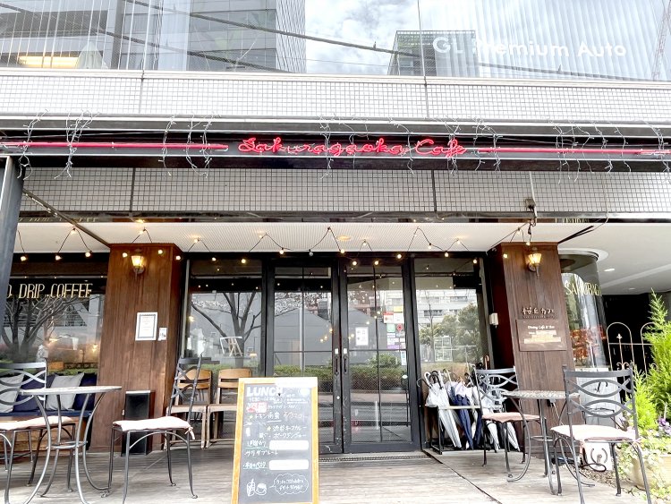 木やスチールを基調にし、落ち着いた雰囲気。