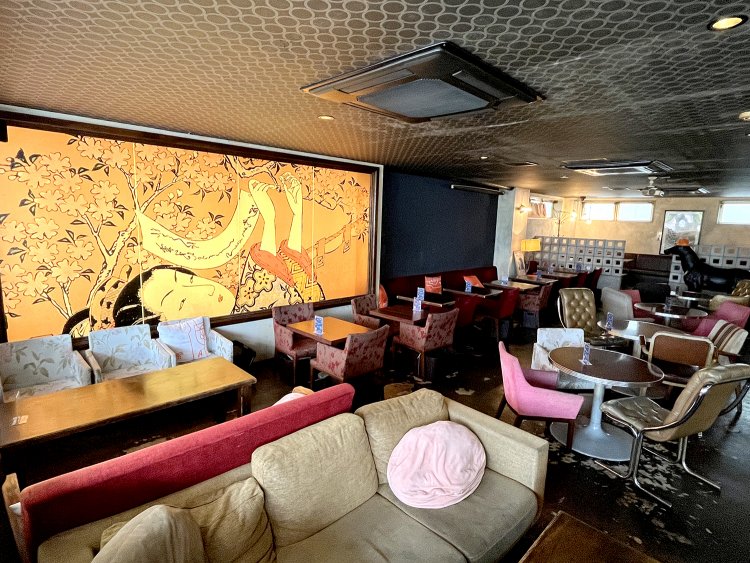 小さな子供がいるファミリーやグループでもゆったり楽しめるソファ席もある。