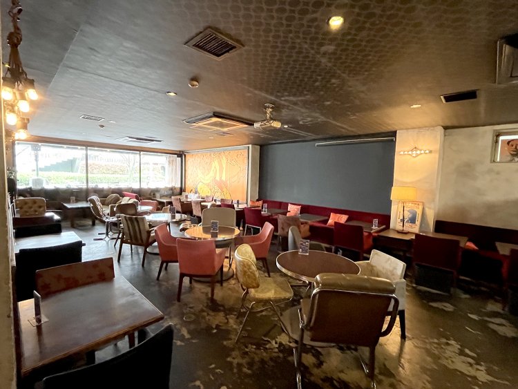 壁際の席は1人で仕事をする人も多いとか。温かい光といい雰囲気を醸し出すアンティークのランプもステキ。