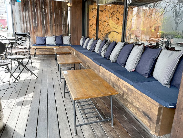 開放的なテラス席も人気。