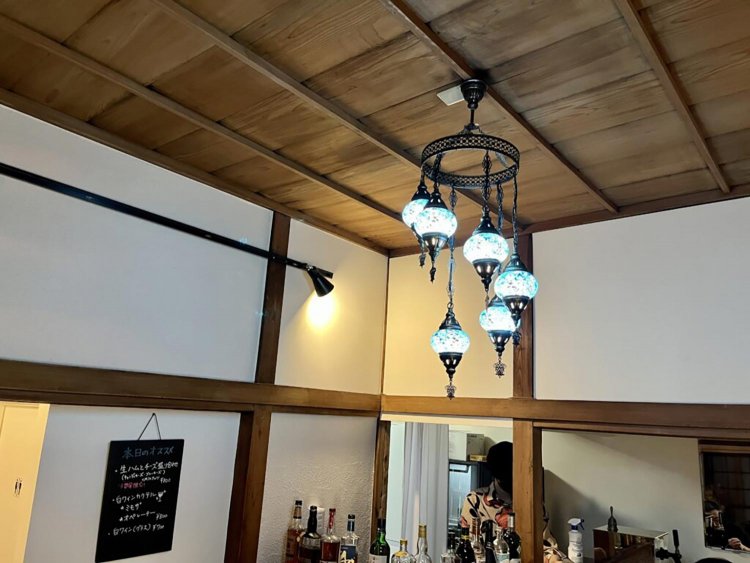 谷中銀座で選んだというトルコランプも、さらに雰囲気を良くしています。