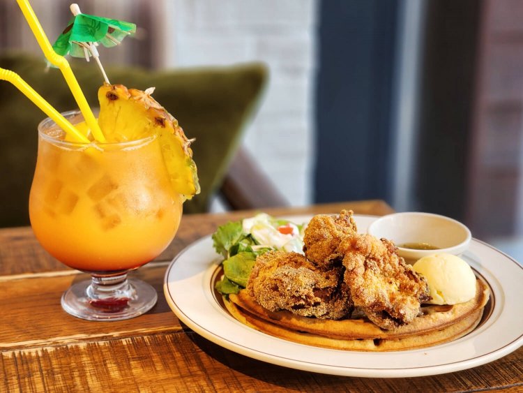 ヴァージンマイタイ 825円、モチコチキン＆ワッフル 1518円。