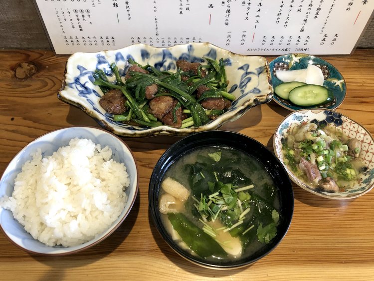 手の込んだ小鉢もつく一番人気のレバにら定食1200円。