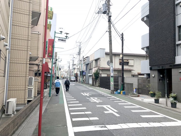 商店風の建物が並ぶ中にある『ここのつ 2号店』。