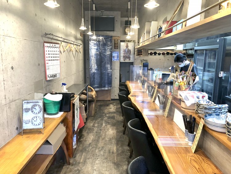 磨き上げられた木目のカウンターが美しい店内。