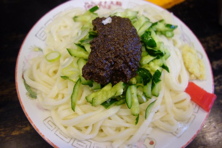 終戦後、日本本土へと引揚げてきた人々、そして料理の語り切れない思いや歴史