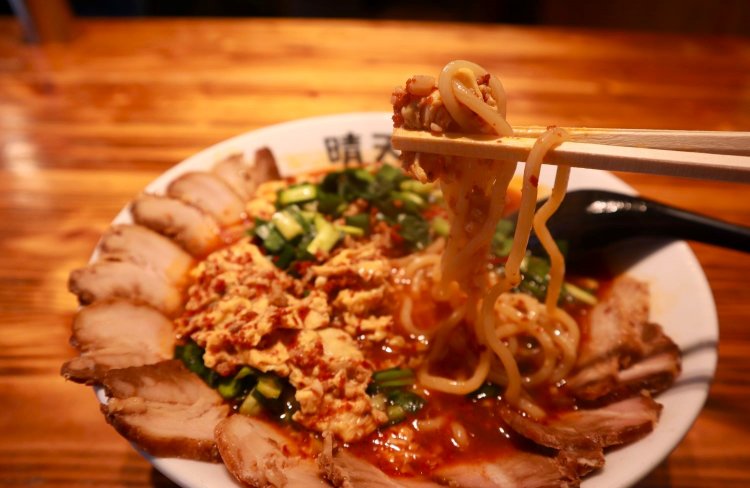 チャンポンに近い、インパクトのある太麺。