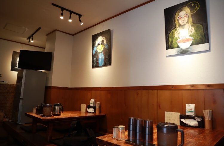 4人掛けのテーブル2ヵ所と、カウンターテーブル4席がある。