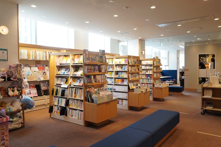 書店内にも長椅子を配し、小さな子ども連れもゆったりと本選びができる。