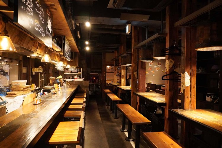 全76席あり、ウッディで統一感ある内装だから、地下にある圧迫感も感じない。