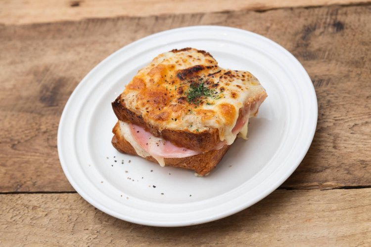 14時以降提供のクロックムッシュ650円は自家製ベシャメルソースがふわっとろっ。