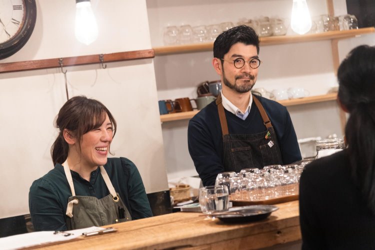 店主の剣持さんと焙煎士の山元さん。