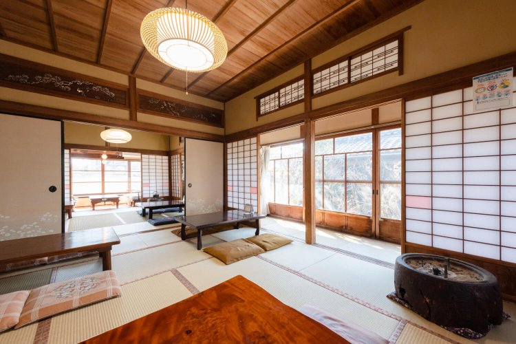 座敷席の奥に庭を望む広縁席がある。