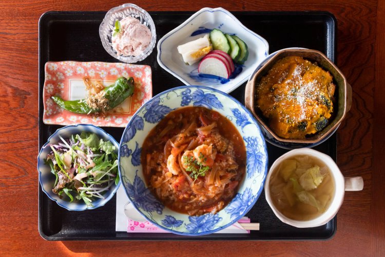 旬食材を用いる、たるふじランチ1650円。漬物、ミニデザートに至るまでやさしい味。