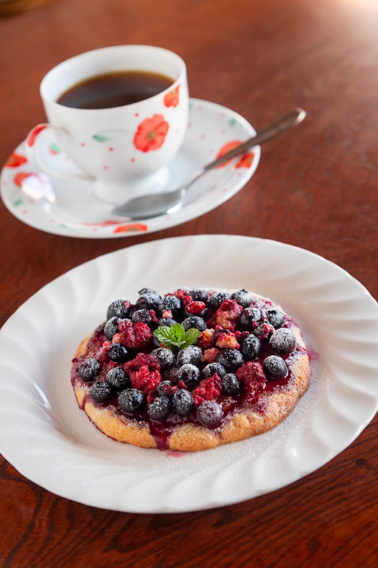 ベリー満載のタルト500円と、コーヒー440円（セットで50円引き）。