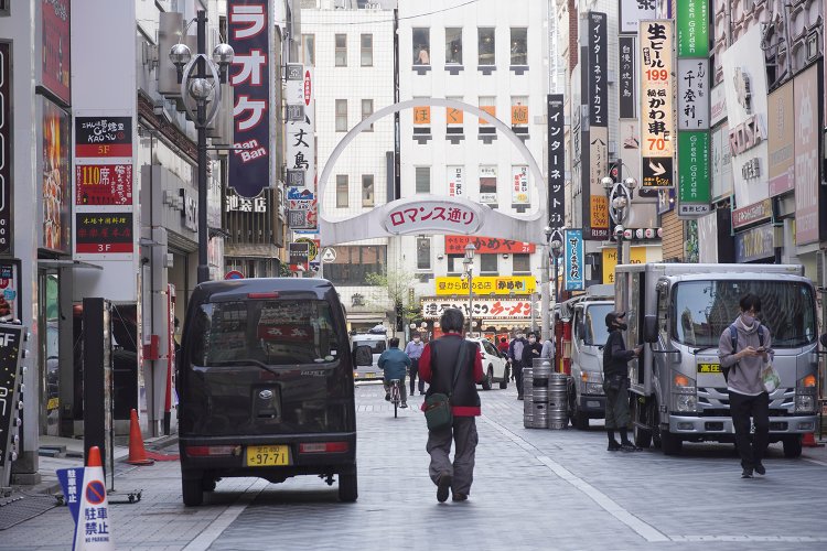 ロマンス通りは池袋駅北口からすぐ。左右に飲食店が連なる。