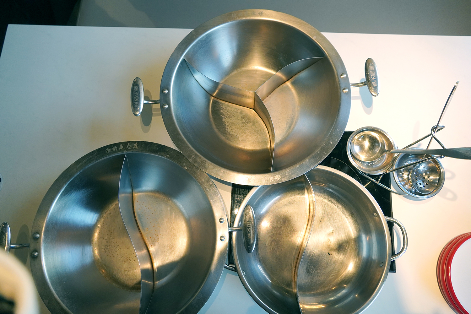 右下が1〜2人用の鍋で、それ以外は3〜4人用。鍋は2種用、3種用に仕切られている。