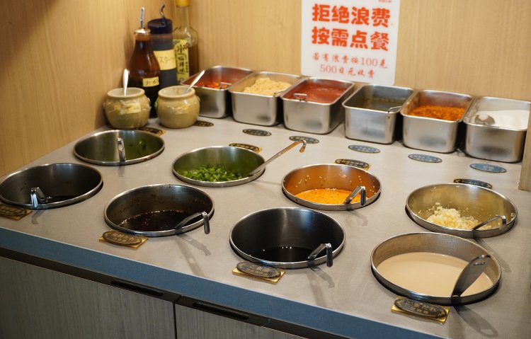 つけダレのおかわりが有料の店もある中、何度でも無料なのもうれしい。