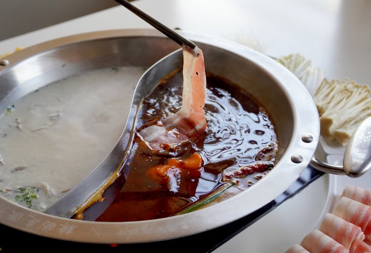 火が通りやすい肉からしゃぶしゃぶ。