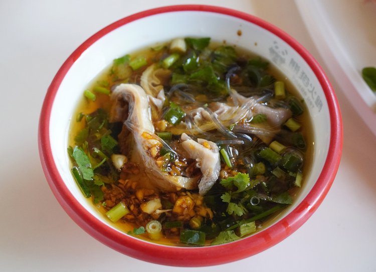 まずは麻辣で肉をしゃぶしゃぶしてパクチーダレにイン。