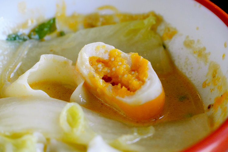 卵入り魚団子。外側はかまぼこっぽい。