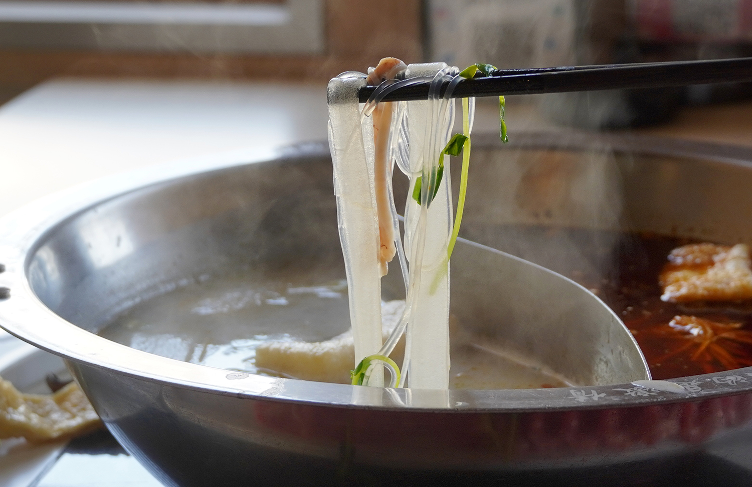 透き通った幅広い麺がサツマイモ春雨。細いのは普通の春雨。