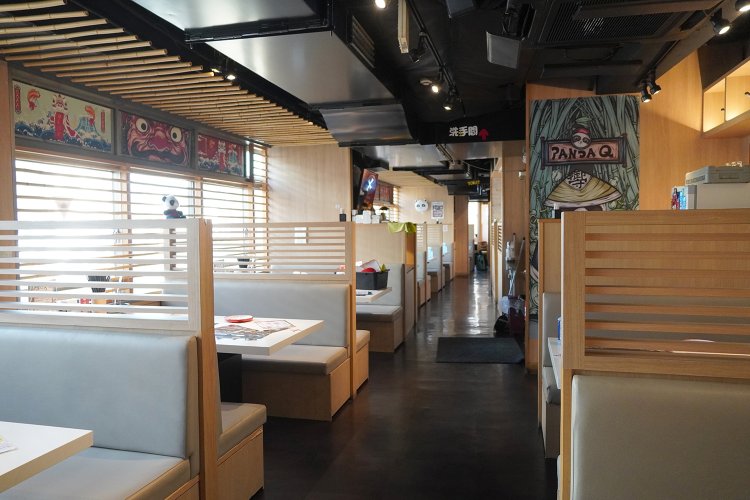 店内はかなり広め。大人数OKの席もある。