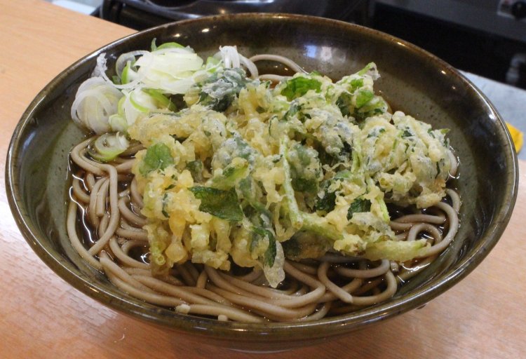 季節の天ぷら、三つ葉天をのせて420円。