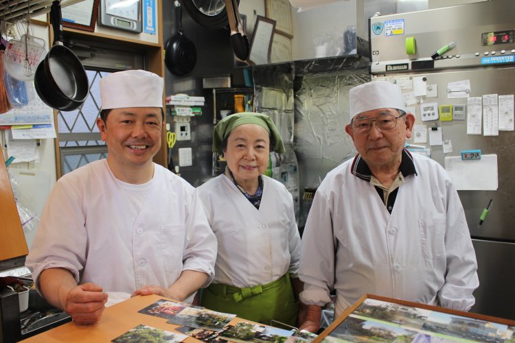 左から鈴木一重さん、しげ子さん、金一郎さん。