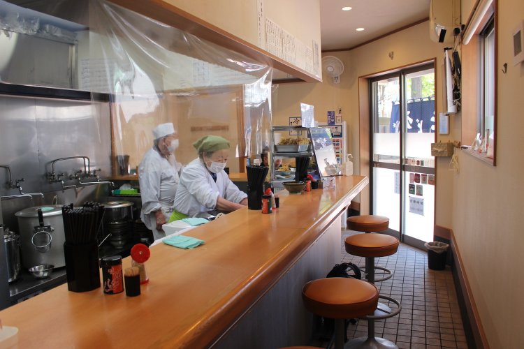 細長い店内は清潔感がある。