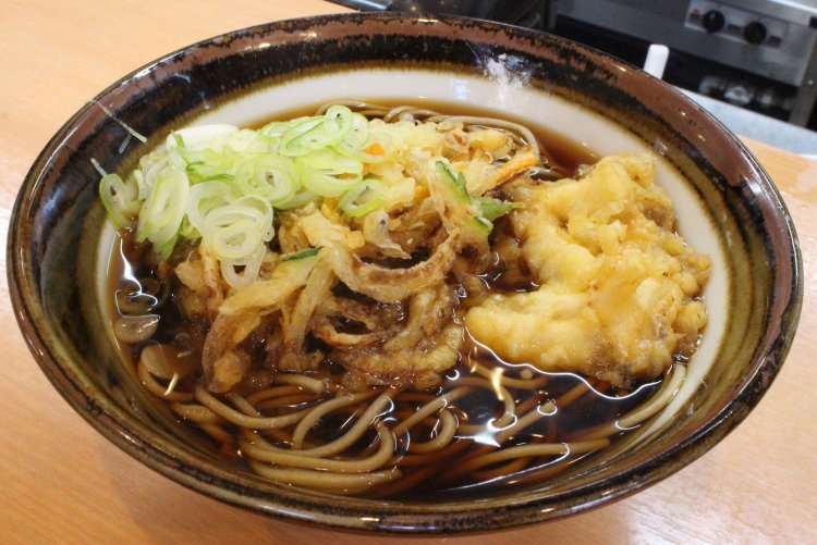 かき揚げとゲソで560円。2品いっても、しつこさは感じられない。