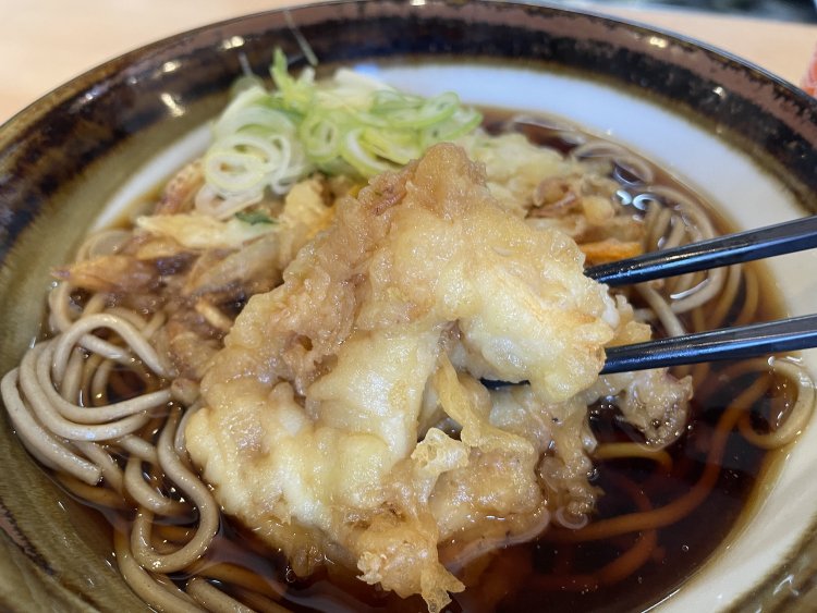 ゲソ天の衣は少し厚めで、ツユをたっぷりまとう。