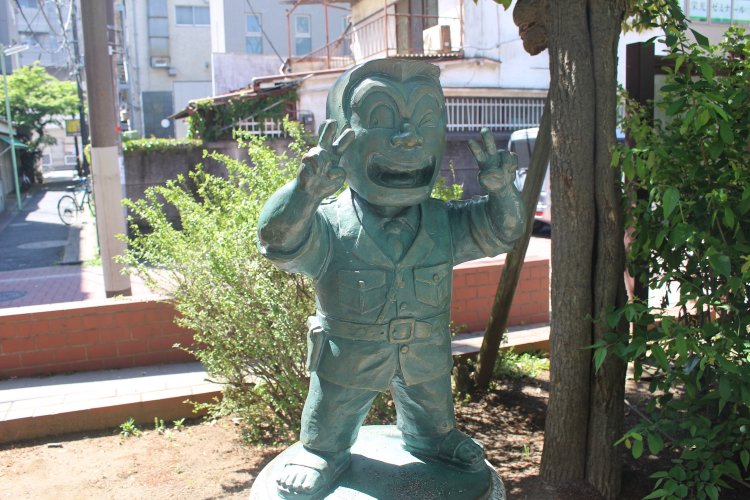 店の前の公園には、亀有のシンボル『こち亀の』両さんが。