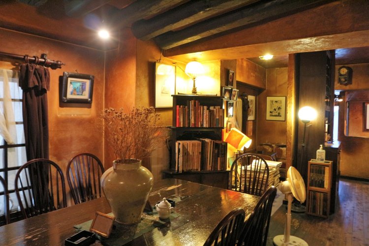 重厚感のあるインテリア、剥がれた漆喰など空間一つ一つの風合いを感じよう。