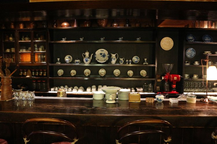 カウンター席ではコーヒーを淹れる様子をゆったりと眺められる。