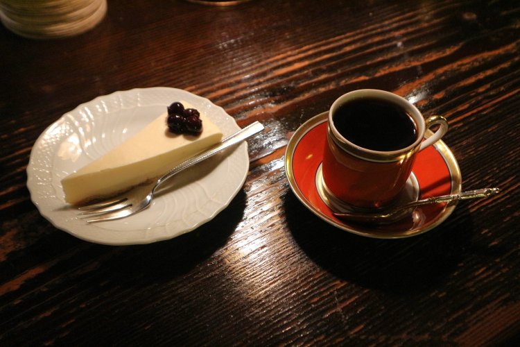 チーズケーキ（写真はレア）とブレンドコーヒーのセットで950円。