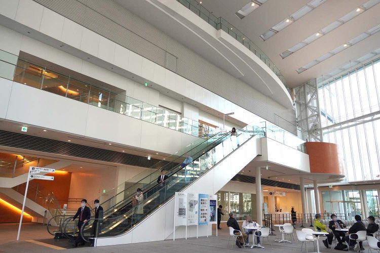 テーブルと椅子が数席配される1階の広場アトリウム。