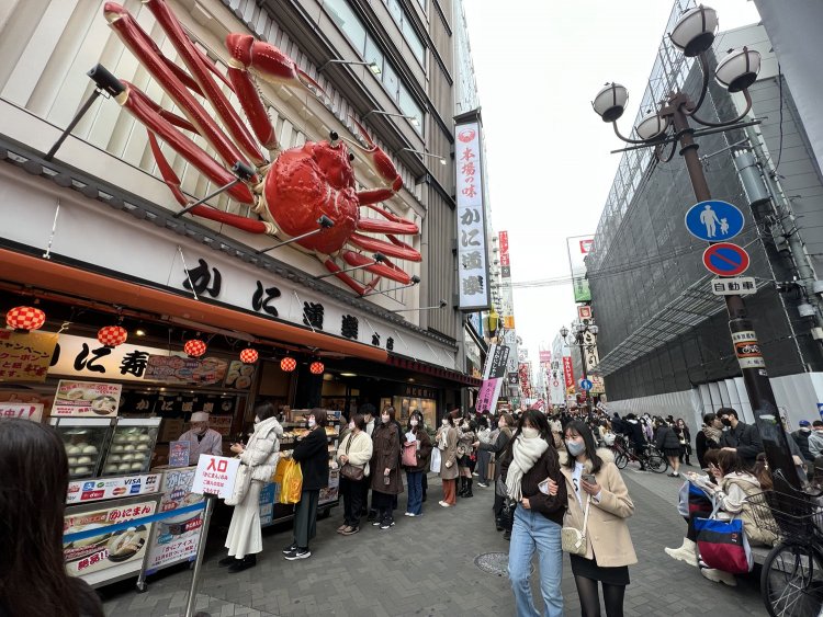 道頓堀名物のカニ料理専門店の看板。グリコのネオンとともに記念撮影の名所になっている。