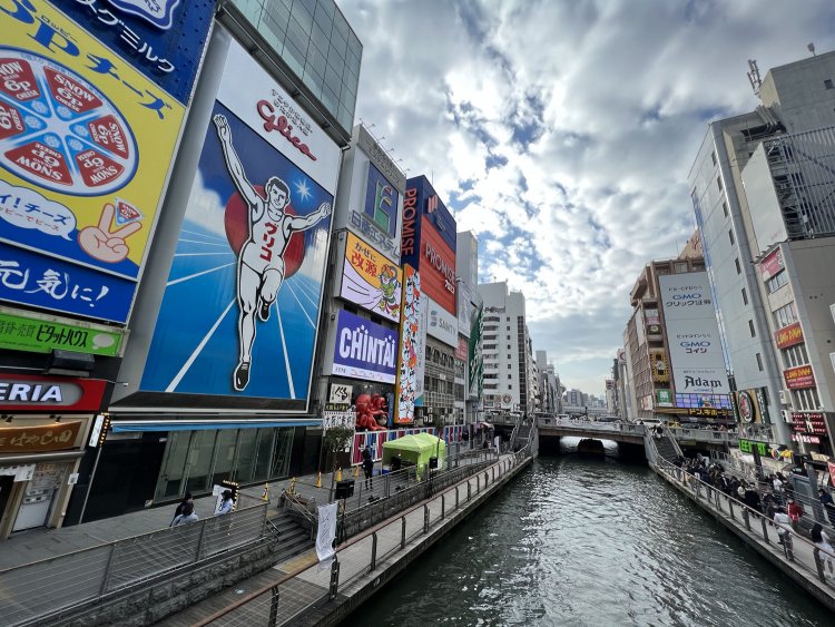 “ナンパ橋”の通称で知られる戎橋だけど、最近はナンパしてるシーンってあんまり見かけなくなった。