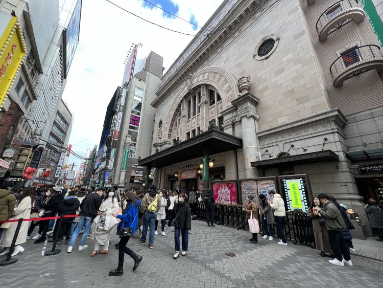 道頓堀の『大阪松竹座』前。すごい行列ができていた。何の行列なのかは、知らんけど。